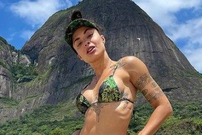 Aline Campos posa após treino e comenta expectativa para 2022: 'Aceito os desafios'