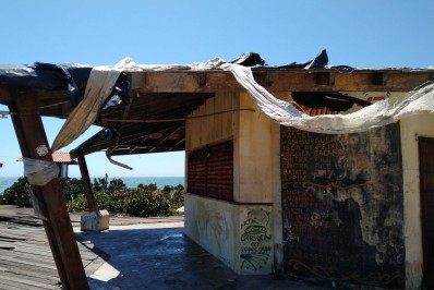 Moradores reclamam de abandono de quiosques da Praia de Costa Azul, em Rio das Ostras, pelo poder público municipal