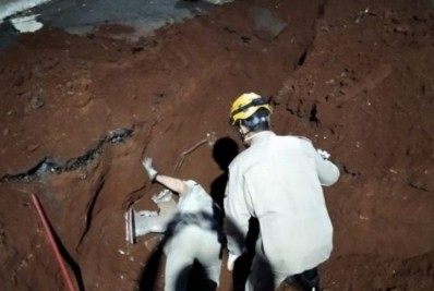 Jovem foragido cai em bueiro e é resgatado por bombeiros; Assista