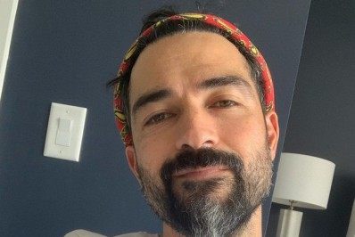 Ex-RBD Alfonso Herrera anuncia fim de casamento com jornalista: 'Caminhos distintos'