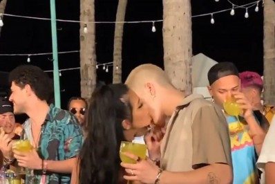 João Guilherme leva toco de funkeira em festa; confira vídeo!