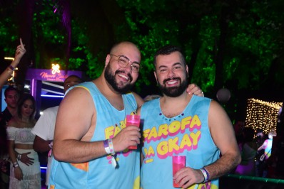 Babado! Tiago Abravanel e marido fazem pegação a três em festa