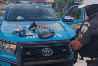 Suspeito de assaltar ônibus é baleado em perseguição com PMs em São Gonçalo