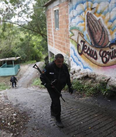 Policia - Operaçao Policia Militar no Morro da Serrinha, em Madureira, zona norte do Rio. na foto, policiais patrulham a mata. - Reginaldo Pimenta / Agencia O Dia