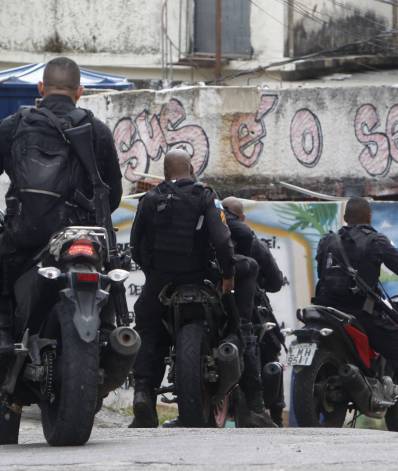 Opera&ccedil;&atilde;o da Policia Militar no Morro da Serrinha, em Madureira, zona norte do Rio, na ter&ccedil;a-feira (7) - Reginaldo Pimenta / Agencia O Dia