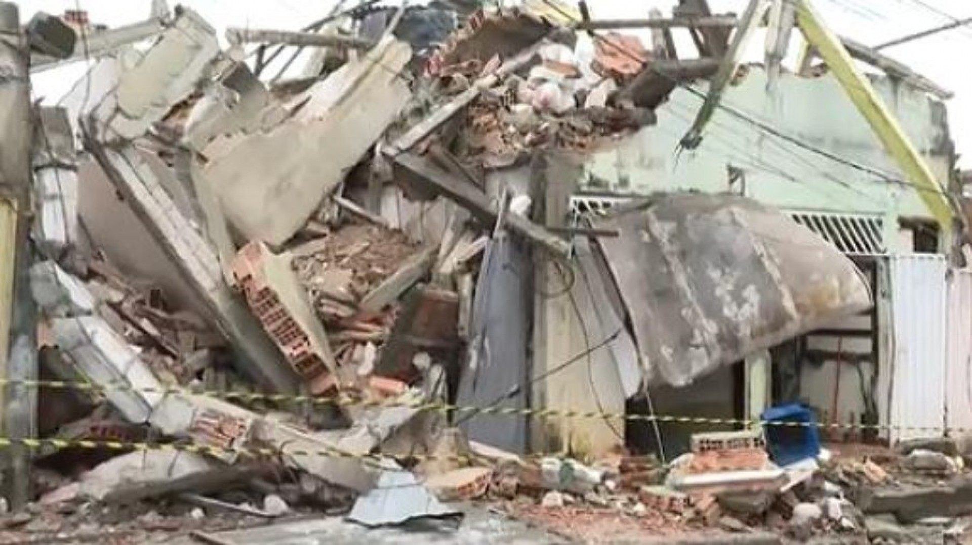 Causa do desabamento de prédios em MG é investigada pela polícia; Duas pessoas morreram