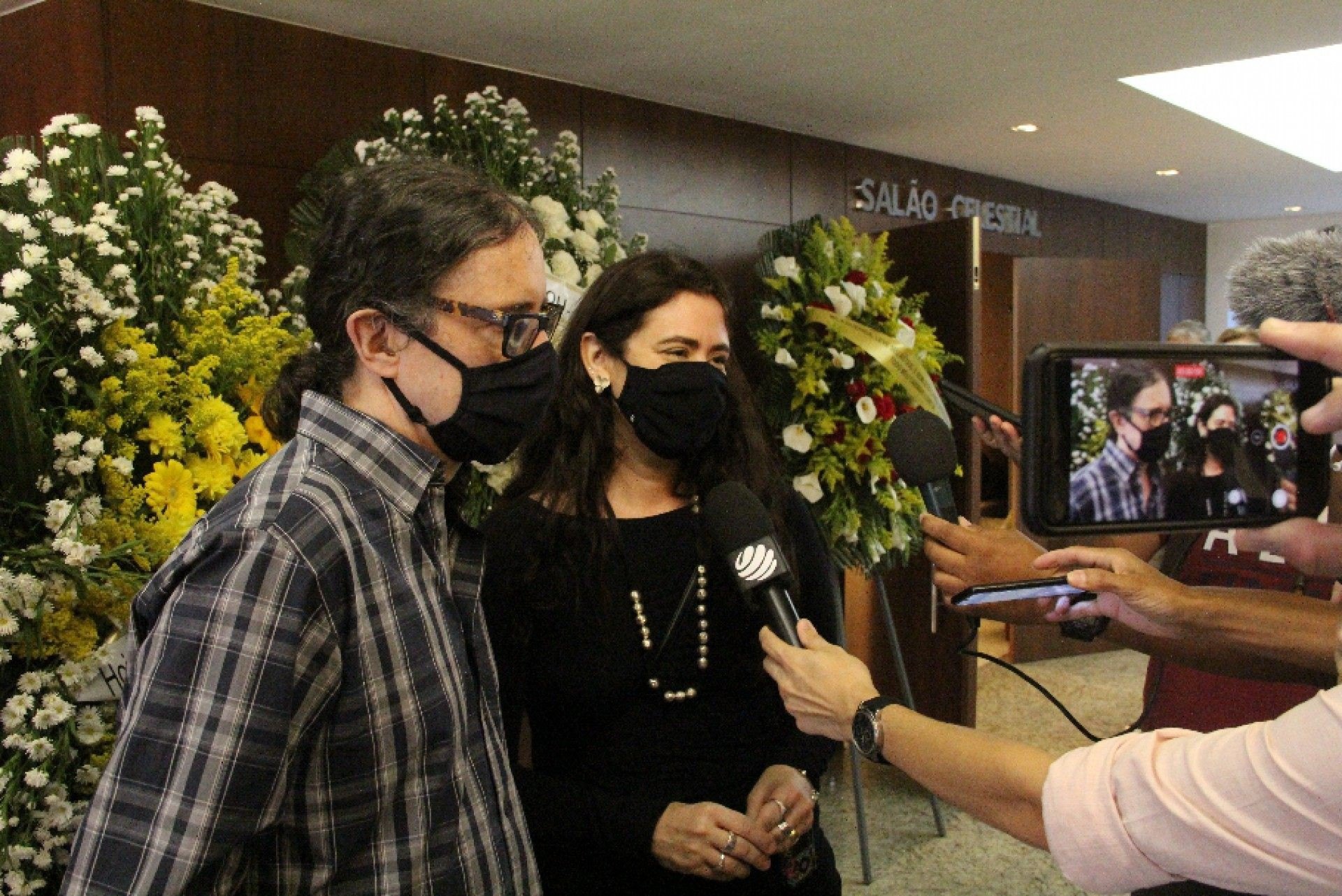 Ana Paula Pedroso, prima de Mila Moreira, no velório da atriz, que aconteceu no Memorial do Carmo, na Zona Portuária do Rio, nesta terça-feira - Ag. News