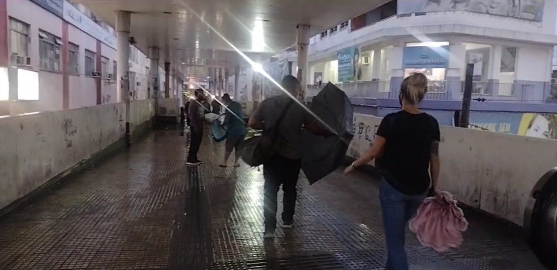 A passarela mesmo coberta ficou toda molhada com muitas goteiras e m&aacute; conversa&ccedil;&atilde;o - Reprodu&ccedil;&atilde;o / Redes Sociais