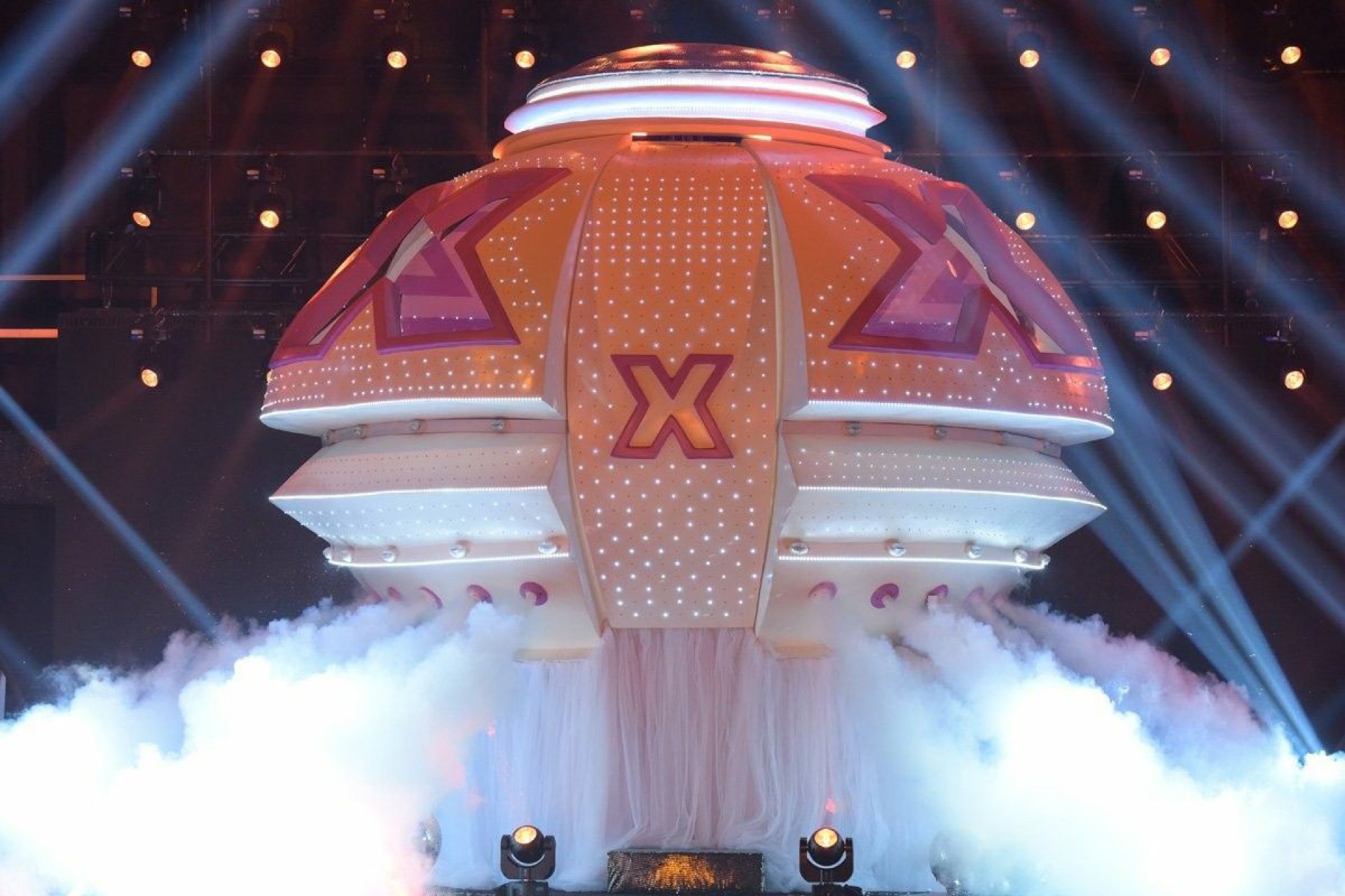 Nave da Xuxa: No pré-show, no canal 'Música Multishow', Xuxa irá voltar aos tempos de 'Rainha dos Baixinhos' e inaugurar o prêmio com direito a nave oficial e hits como 'Lua de Cristal' e 'Arco-Íris'. O show terá a participação da cantora Majur. - Pinterest