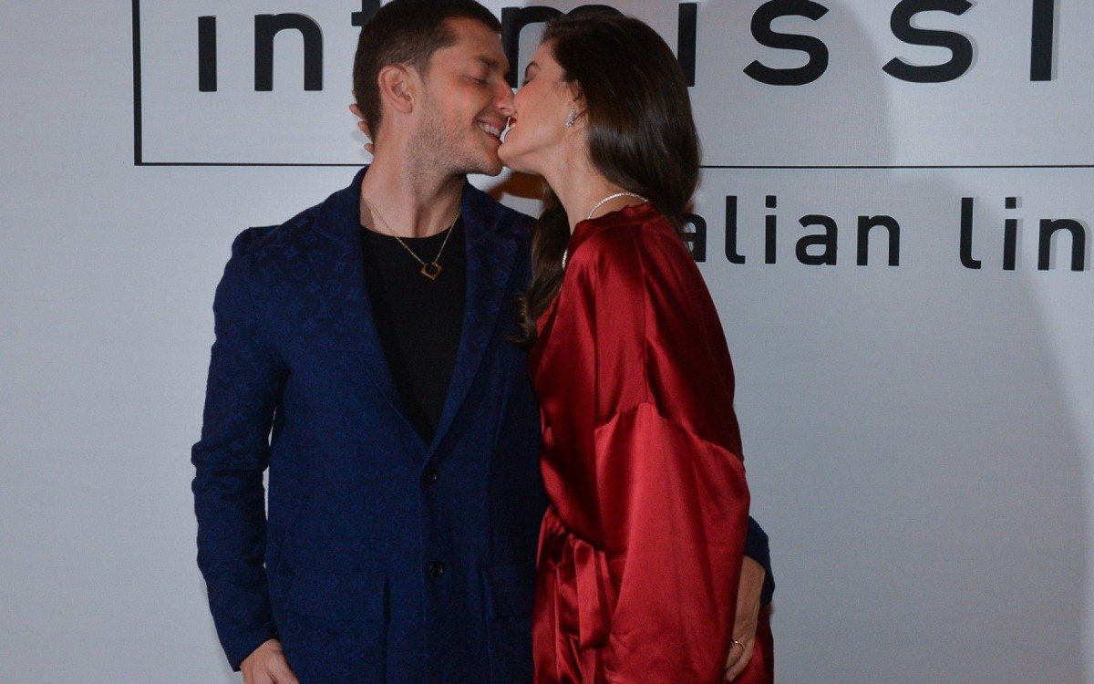 Klebber Toledo e Camila Queiroz participam de evento promovido por marca de lingerie em São Paulo, na noite desta terça-feira