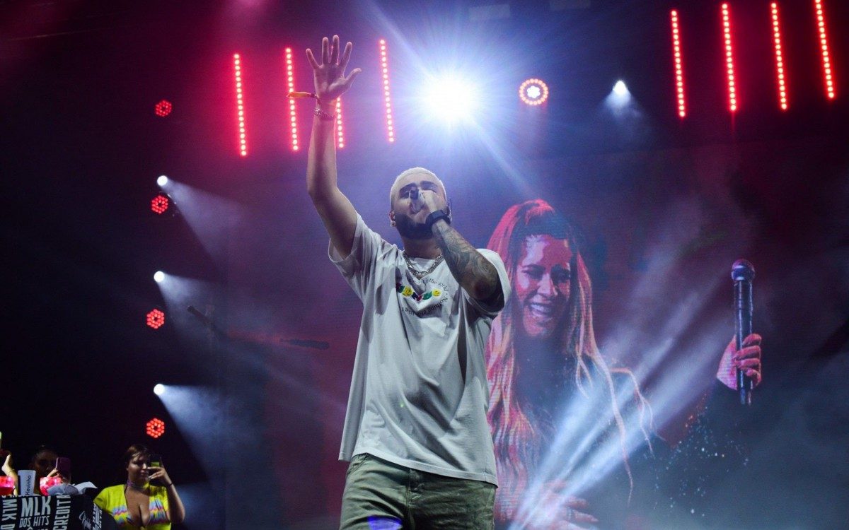 Kevinho homenageia Mar&iacute;lia Mendon&ccedil;a em seu show na festa Farofa da GKay, em Fortaleza, na noite desta ter&ccedil;a-feira