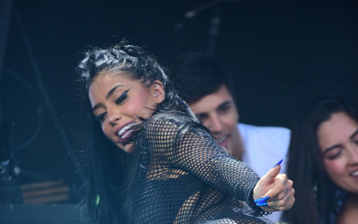 MC Mirella faz performance ousada no último dia de festa Farofa da Gkay