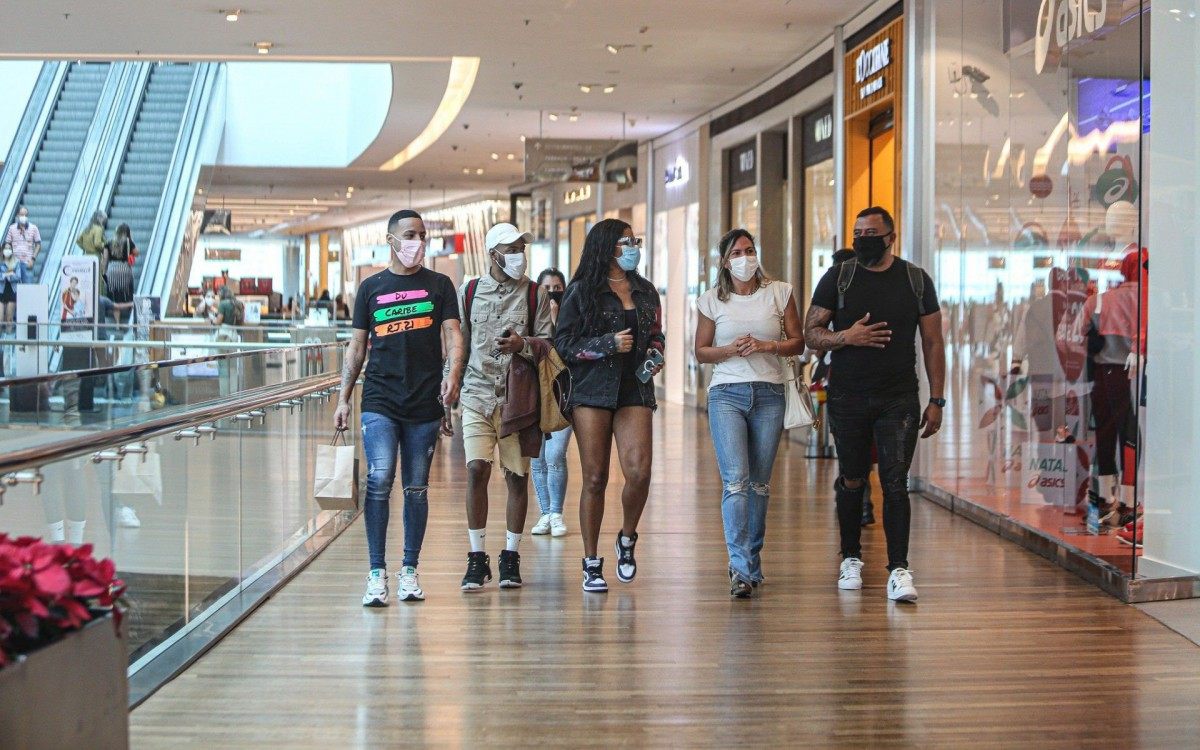 Ludmilla passeia com amigos em shopping da Barra da Tijuca, na Zona Oeste do Rio