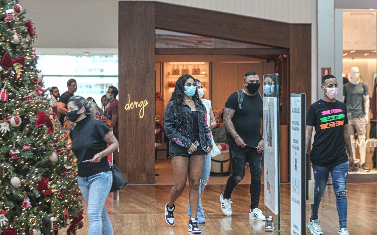 Ludmilla passeia com amigos em shopping da Barra da Tijuca, na Zona Oeste do Rio - Delson Silva / Ag. News