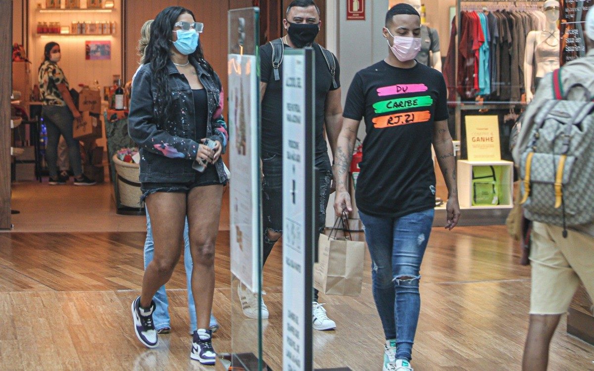 Ludmilla passeia com amigos em shopping da Barra da Tijuca, na Zona Oeste do Rio
