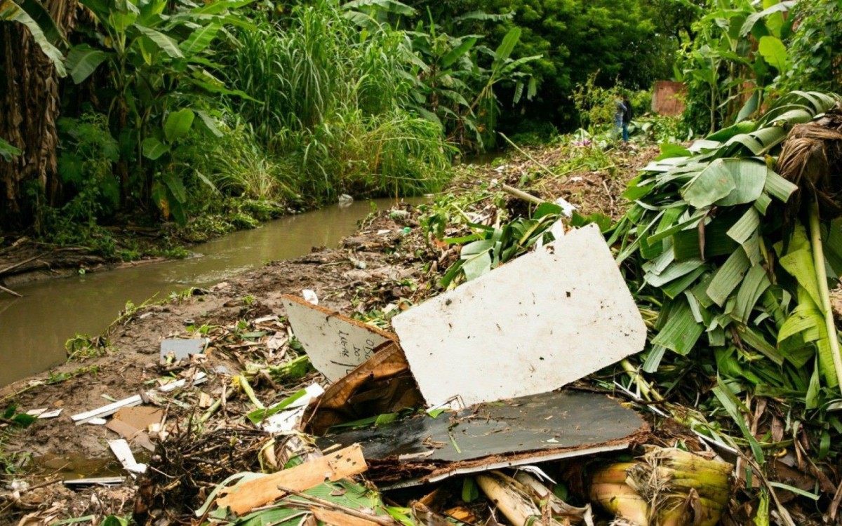 Restos de um guarda-roupa é retirado do canal, lixo atrapalha escoamento de água no canal Viana.  - Divulgação