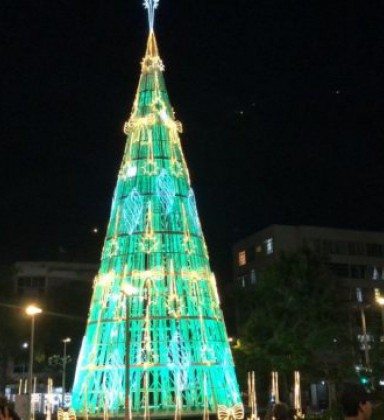 Decoração de Natal de Cabo Frio ganha árvore de 23 metros na Praça Porto  Rocha | Cabo Frio | O Dia