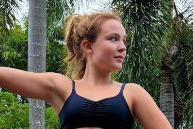 Larissa Manoela posa com look coladinho e ostenta flexibilidade em sessão de yoga