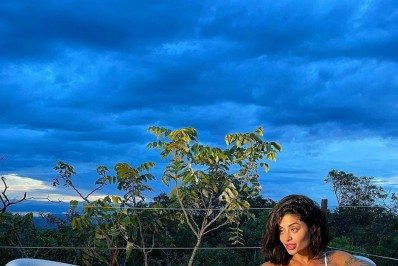 Fotos! De biquíni branco, Aline Campos posa dentro de banheira