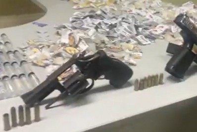 PM apreende armas e drogas e dois bandidos são presos em Belford Roxo, após troca de tiros