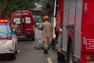 Mulher morre em grave acidente entre moto e ônibus na Avenida Francisco Bicalho