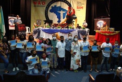 Formatura do Proerd reúne alunos no Teatro Municipal de São Gonçalo