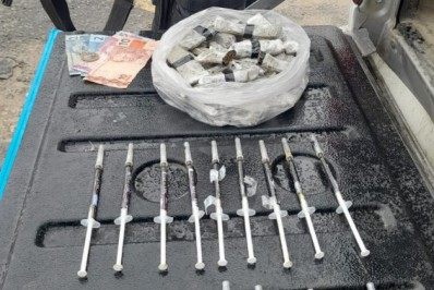 Mulher é presa com seringas de líquido canábico e buchas de maconha em Cabo Frio