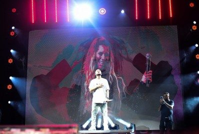 Kevinho faz homenagem a Marília Mendonça na Farofa da GKay