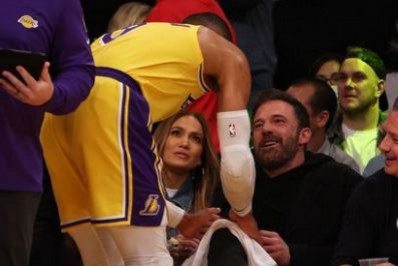 Alerta casalzão! Jennifer Lopez e Ben Affleck roubam a cena em jogo da NBA