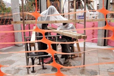 Moradores comemoram a volta do monumento de Noel Rosa em Vila Isabel