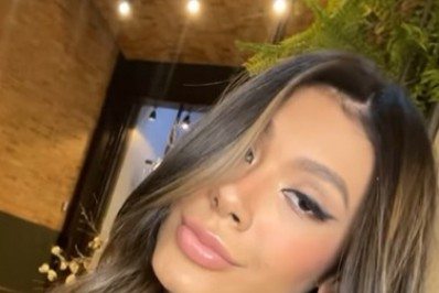 Pocah muda o visual e mostra resultado para os fãs