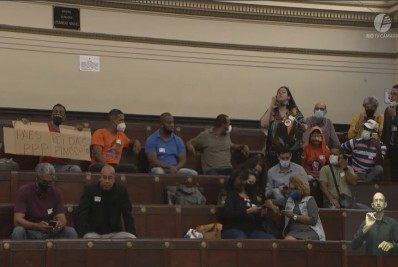 Depois de manifestações exaltadas nas galerias, Tânia Bastos interrompe sessão