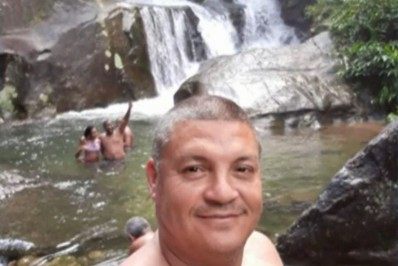 Familiares e amigos se despedem de PM morto em Anchieta