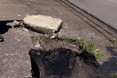 Técnicos da Conservação encontram mala dentro de sistema de drenagem