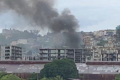 Incêndio atinge galpão no Santo Cristo