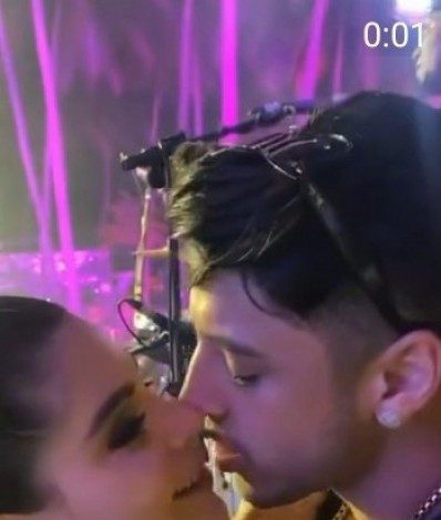 Gkay beija Kevi Jonny - Reprodução/Twitter