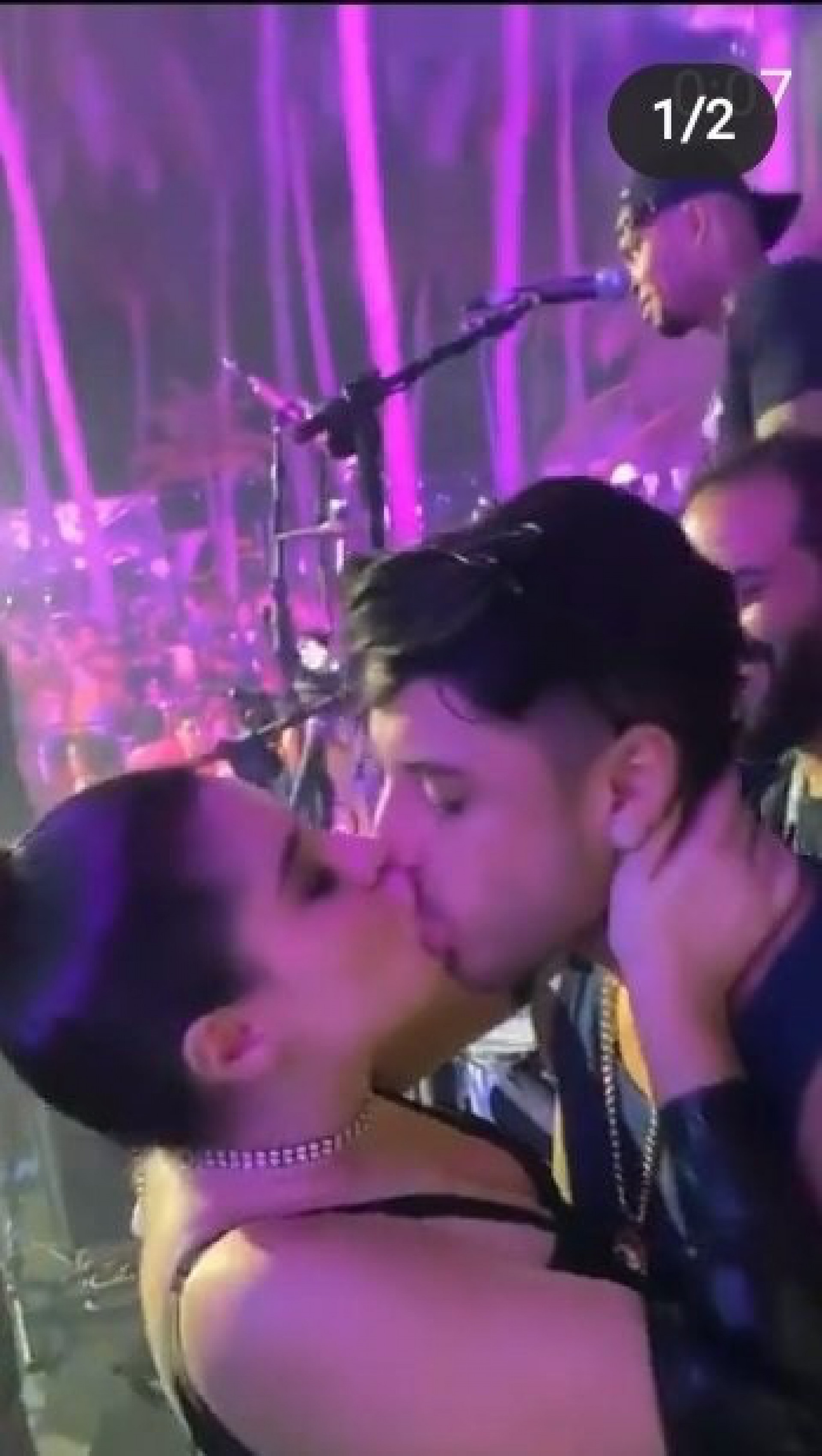 Gkay beija Kevi Jonny - Reprodução/Twitter