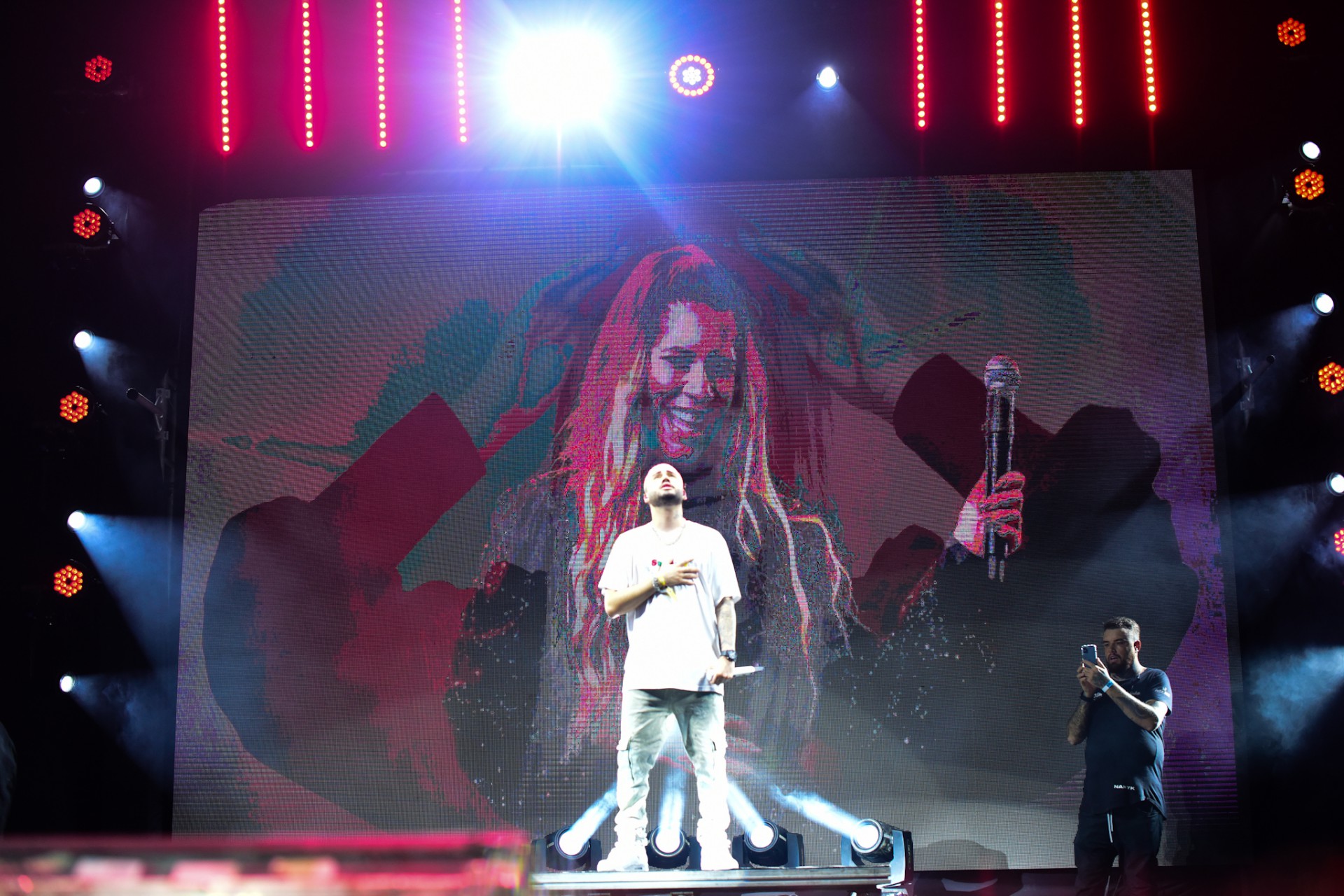 Kevinho homenageia Marília Mendonça em seu show na festa Farofa da GKay, em Fortaleza, na noite desta terça-feira - Leo Franco / Ag. News