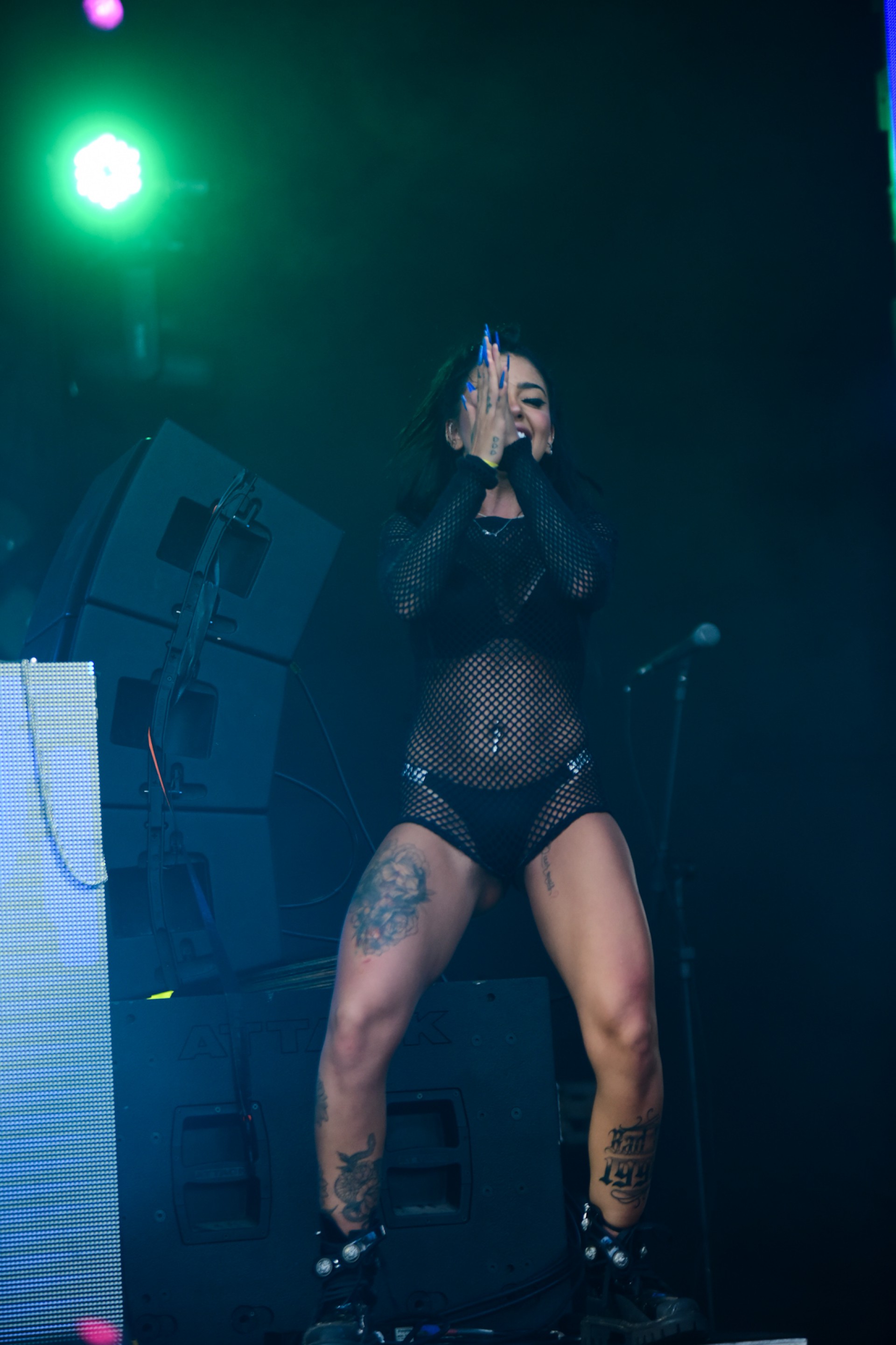 MC Mirella faz performance ousada no &uacute;ltimo dia de Farofa da Gkay