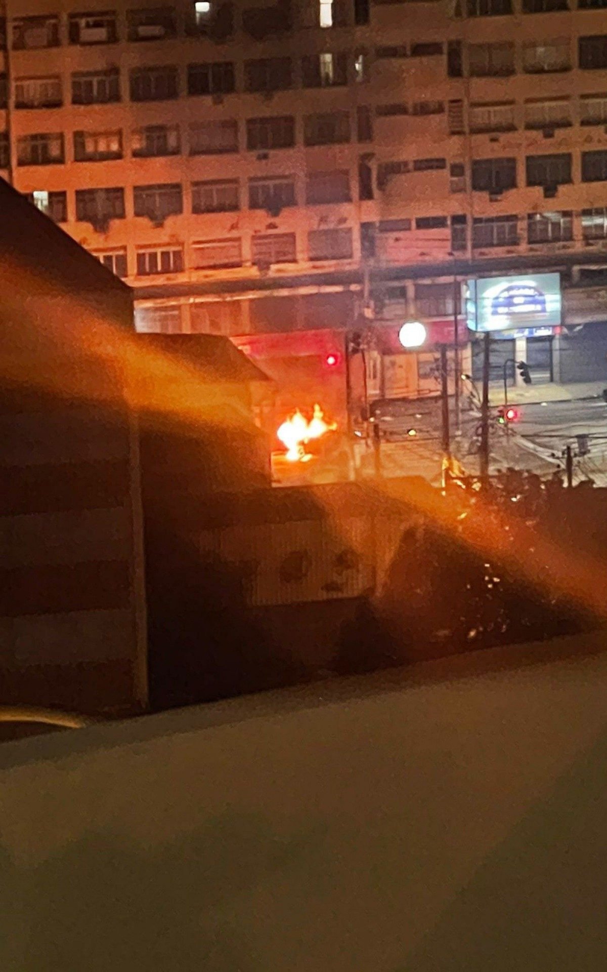 Carro incendiado na Avenida Edgar Romero - WHATSAPP O DIA
