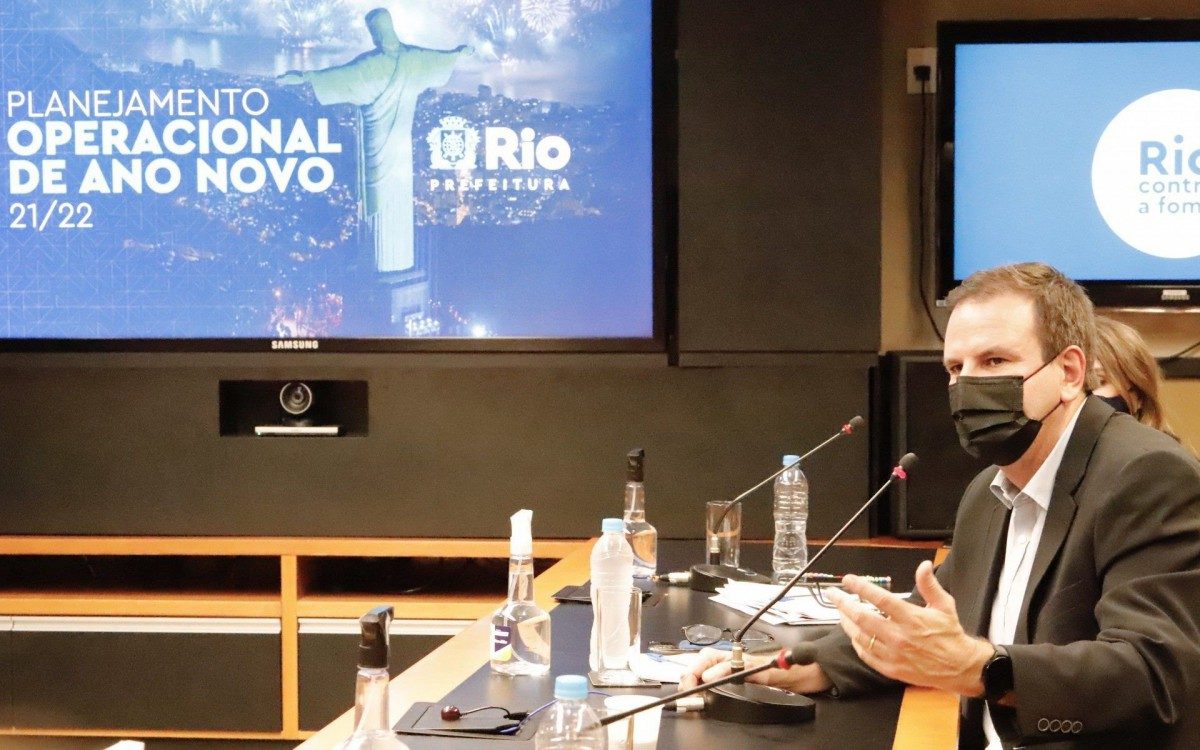 Prefeito Eduardo Paes anuncia detalhes do R&eacute;veillon durante coletiva no Centro de Opera&ccedil;&otilde;es Rio, nesta quinta-feira