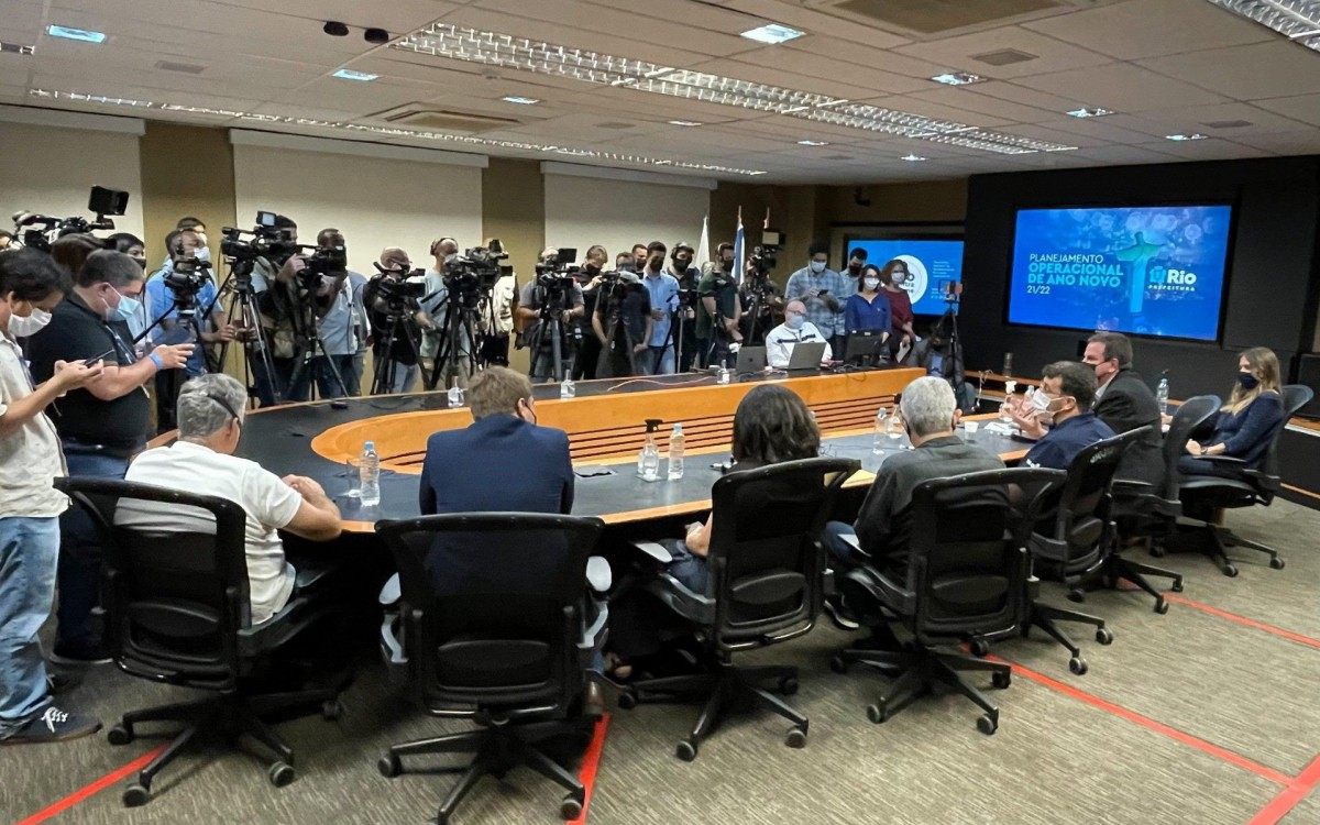 Prefeito Eduardo Paes anuncia detalhes do R&eacute;veillon durante coletiva no Centro de Opera&ccedil;&otilde;es Rio, nesta quinta-feira