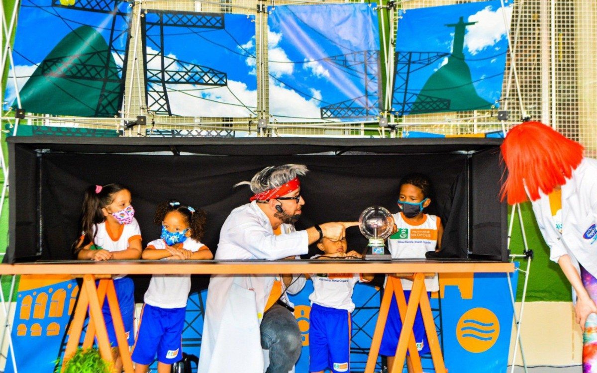 A Light enviou ao CEI o espet&aacute;culo teatral &lsquo;Quanta Energia&rsquo;, protagonizado por Bi&ocirc;nica (Fabiana Ferrari) e Met&aacute;lico (Marcus Maximo)