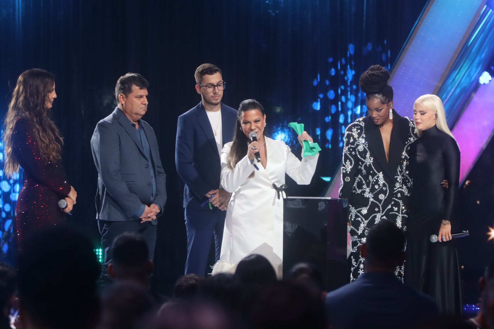 Dona Ruth, mãe de Marília Mendonça, recebe o troféu de 'Melhor Cantora' pela filha no Prêmio Multishow - Ag. News
