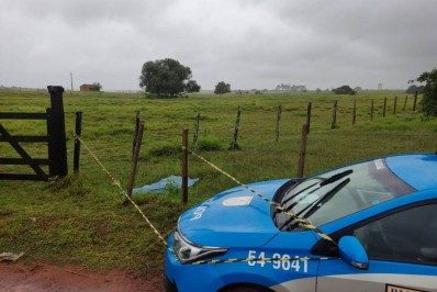 Adolescente de 15 anos morre afogada após se desequilibrar de garupa da moto da mãe e cair em valão