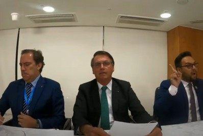 Em live, Bolsonaro xinga jurista e diz que 'não há impeachment sem povo na rua'