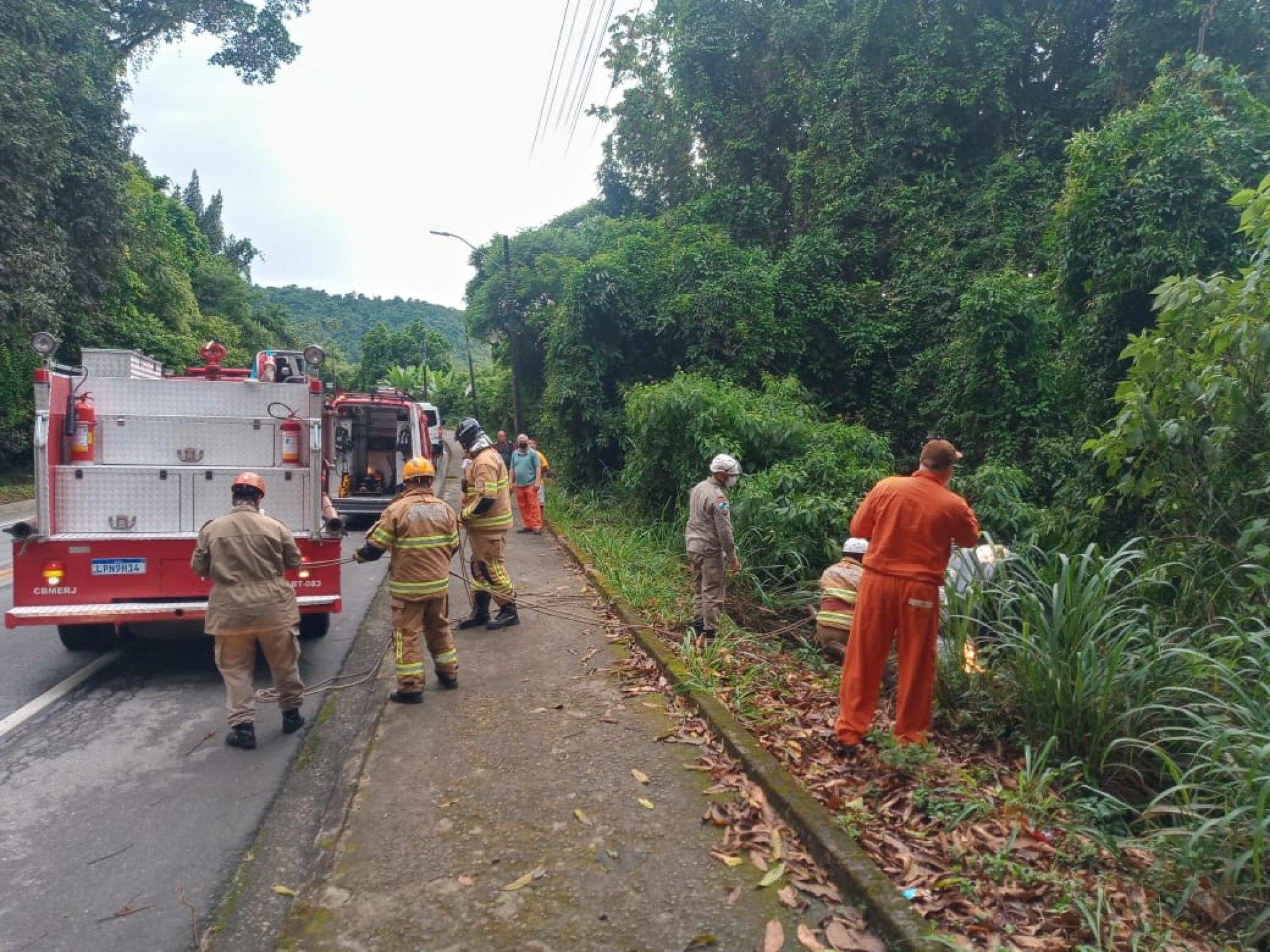 O trabalho dos bombeiros interditou uma das pistas e deixou o trânsito lento no local - Foto: Divulgação