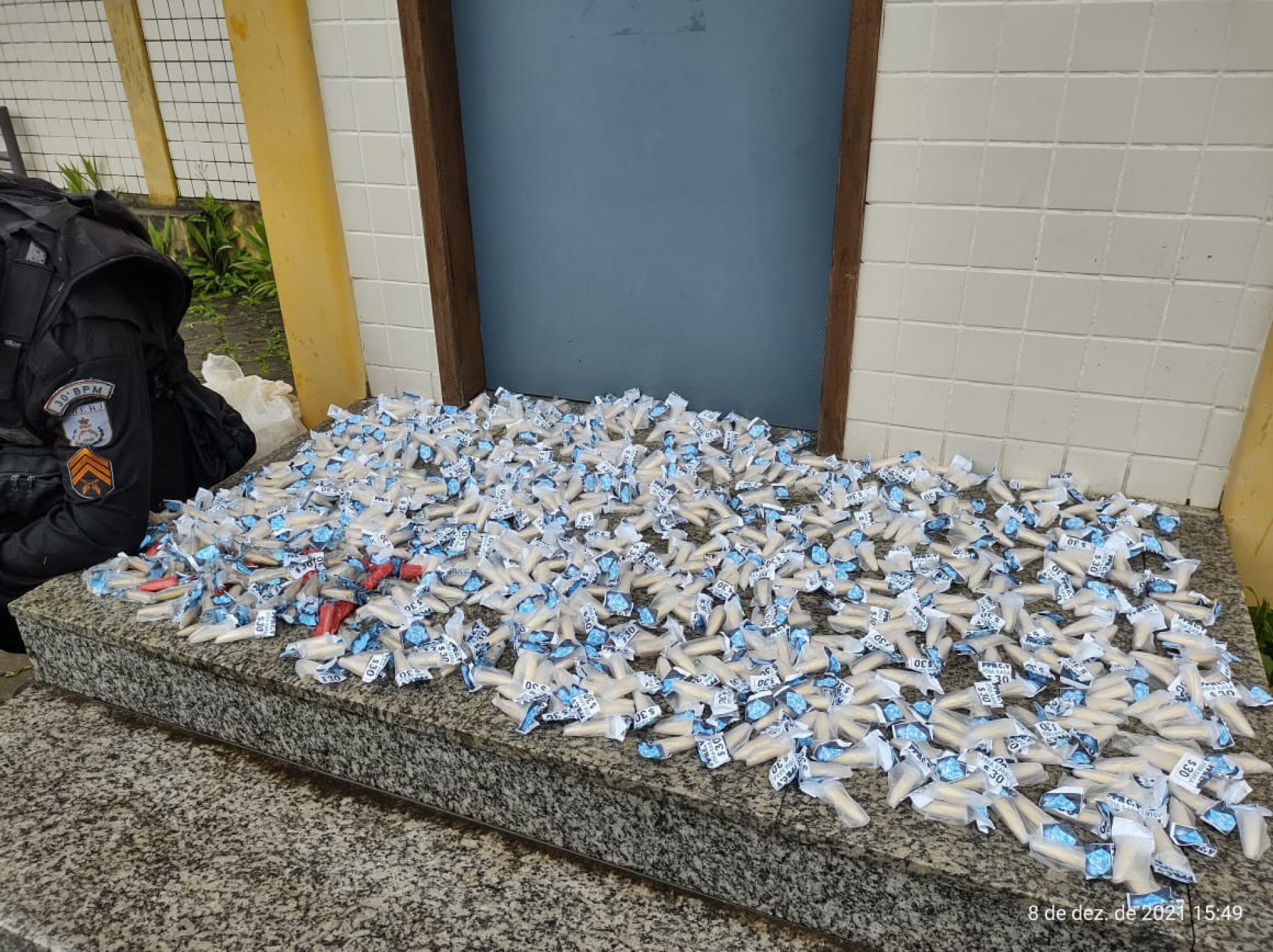 Mesmo embaixo de chuva, PMs do 30º BPM de Teresópolis desenterram grande carga de droga