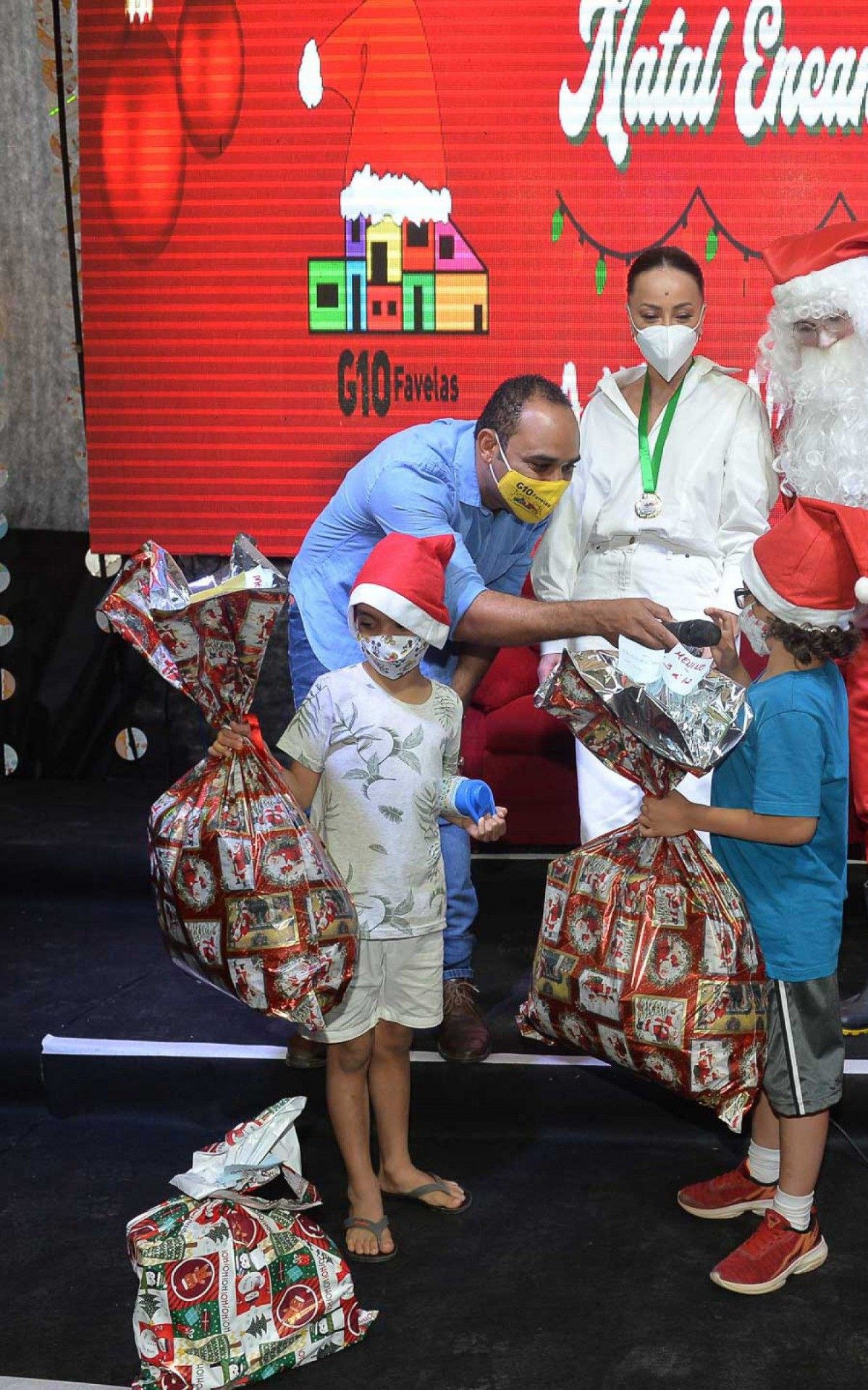 Ao todo, Sabrina distribuiu 1500 presentes para as fam&iacute;lias da regi&atilde;o.