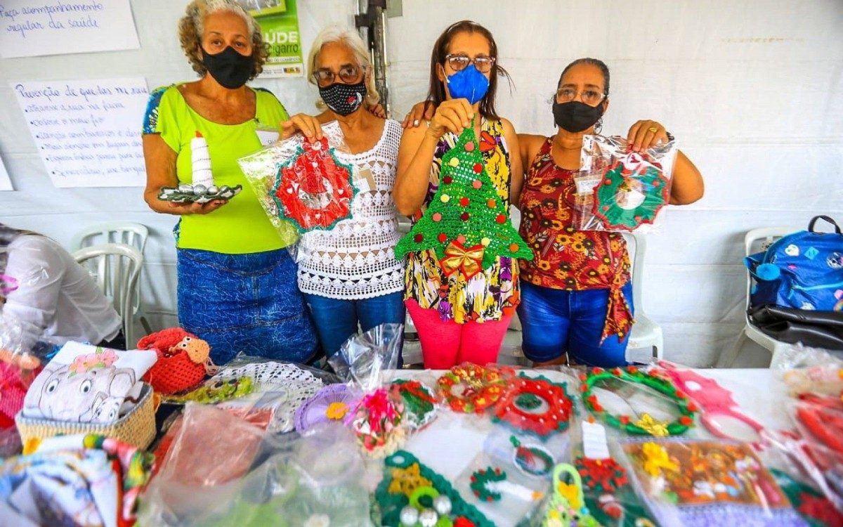 Doreni da Silva, Flora Rocha, Neli dos Santos e Maria Celeste nas oficinas de artesanato na Policl&iacute;nica do Idoso